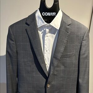 Sophisticated Men's Gray Plaid Suit